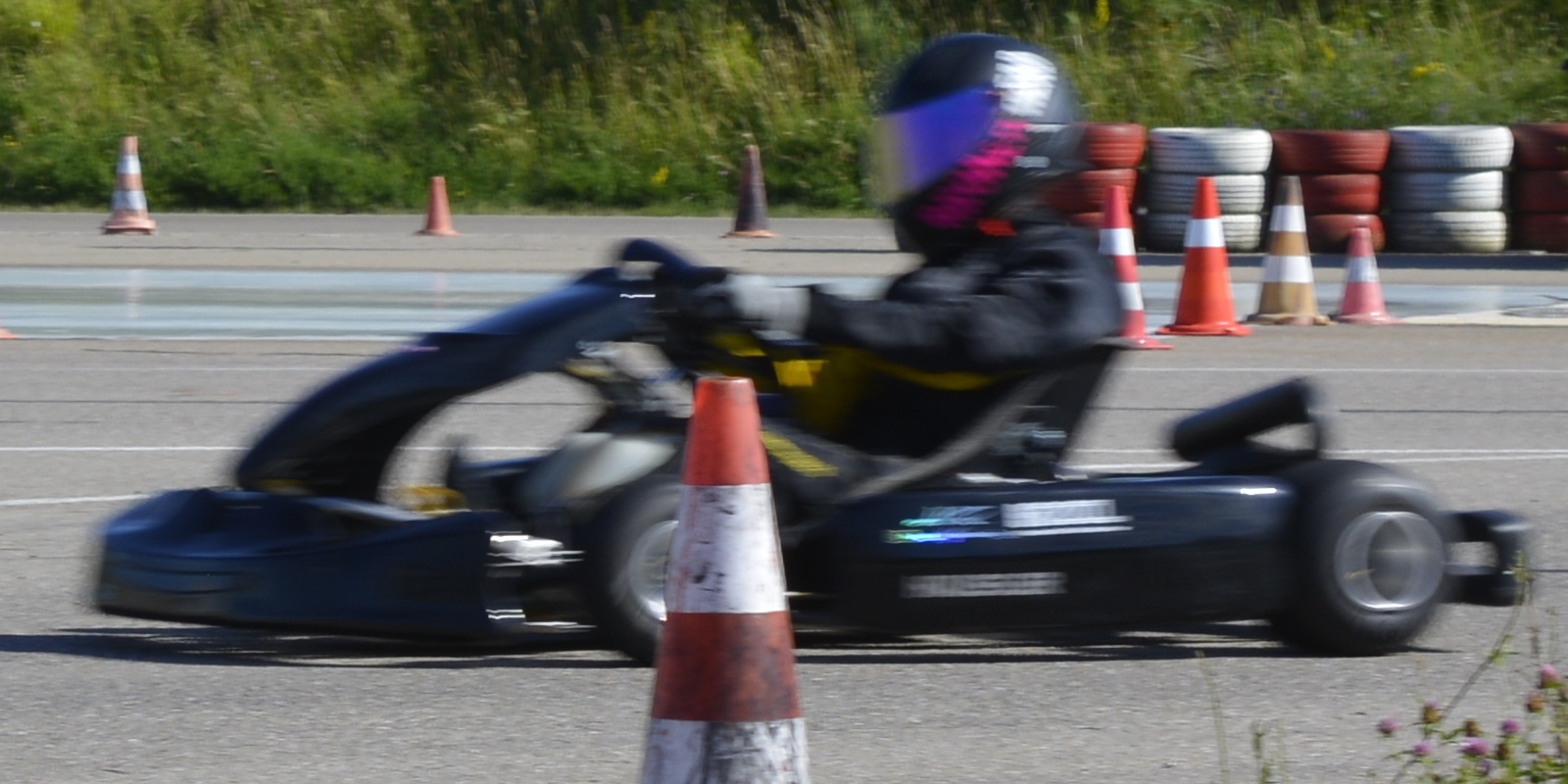 In unserer Young Driver Academy führen wir junge Talente ganz gezielt und Schritt für Schritt an den Rennsport heran. Sie sind Teil des Fahrerteams, trainieren auf allen SAKC-Strecken und sind an Rennwochenenden unseres Stammfahrers fest ins Team integriert. Immer im Fokus: Das erste eigene Rennen.