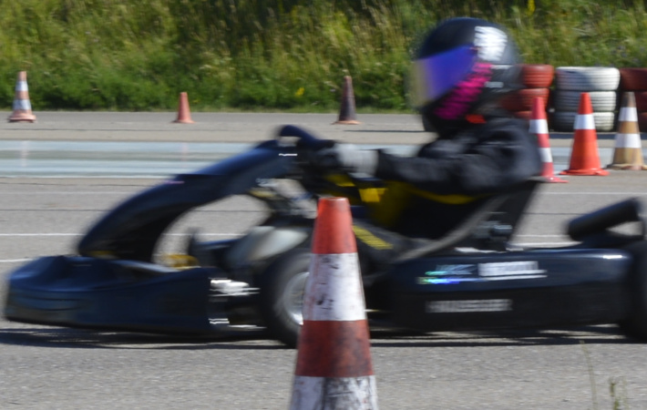 In unserer Young Driver Academy führen wir junge Talente ganz gezielt und Schritt für Schritt an den Rennsport heran. Sie sind Teil des Fahrerteams, trainieren auf allen SAKC-Strecken und sind an Rennwochenenden unseres Stammfahrers fest ins Team integriert. Immer im Fokus: Das erste eigene Rennen.